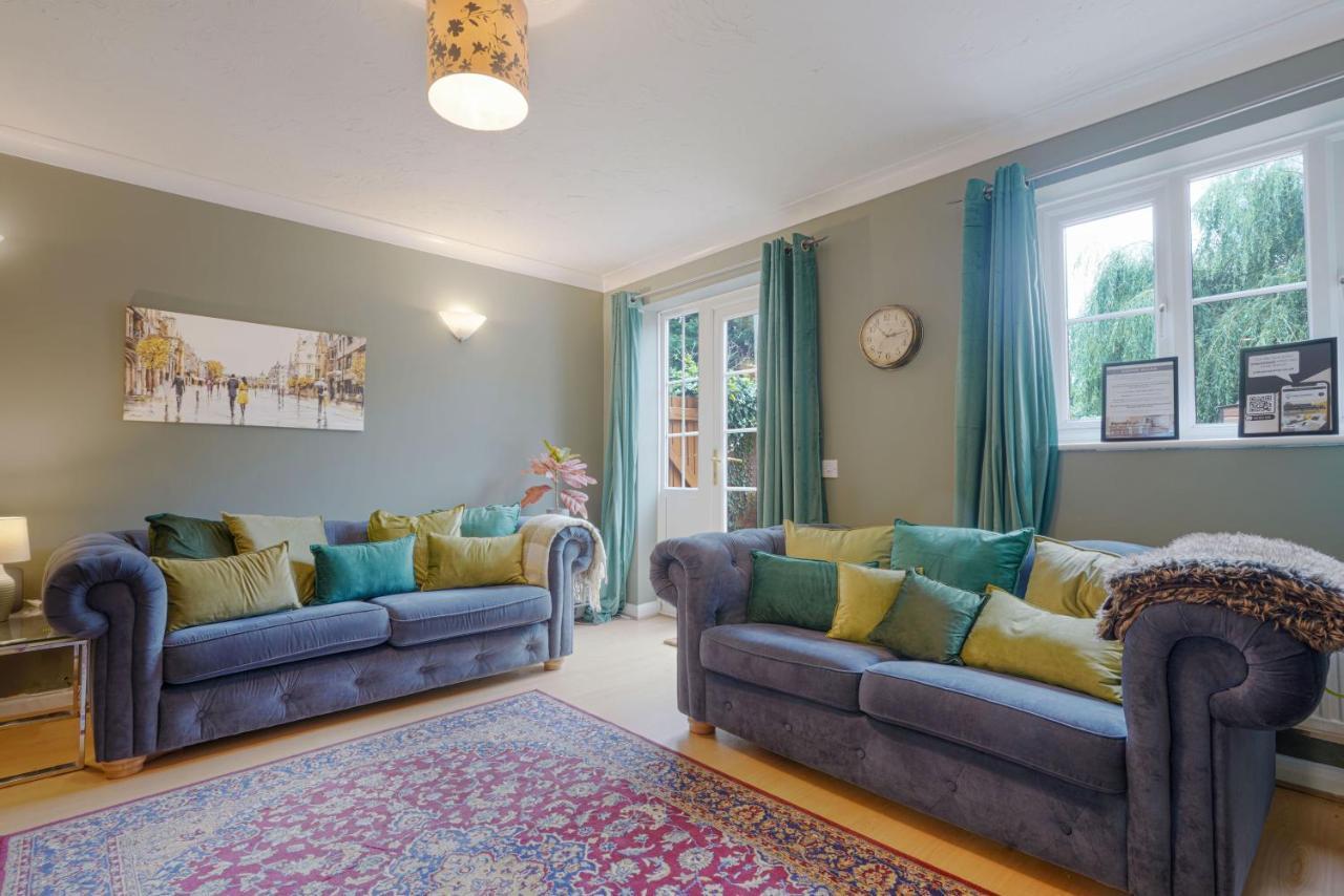 Yoko's Charming Retreat: 4br With Garden & Smart Tvs Holiday home Milton Keynes