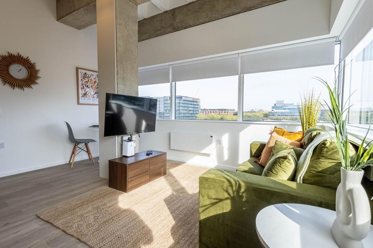 Stunning View In Location Free Parking Apartment *