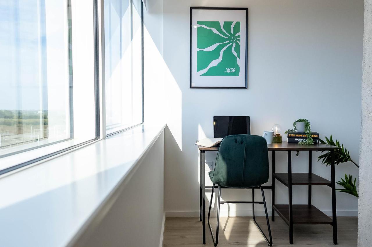Stunning View In Location Free Parking Apartment *