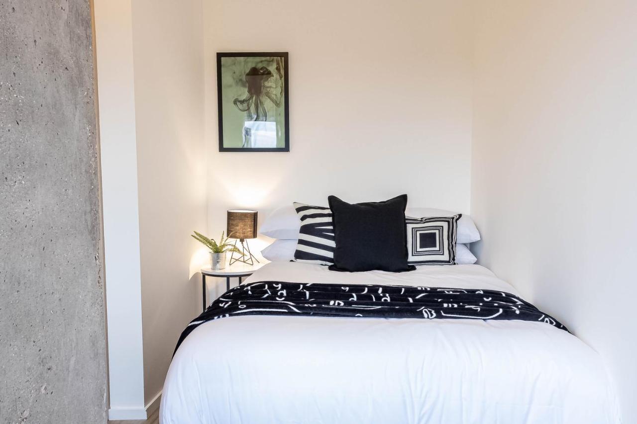 Stunning View In Location Free Parking Apartment