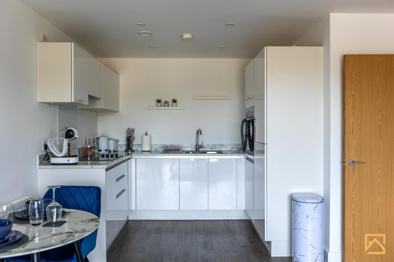 Cosy 1 Bed Near Peaceful Canal By Valore Services Apartment *