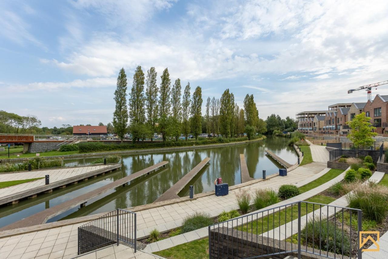 Cosy 1 Bed Near Peaceful Canal By Valore Services *
