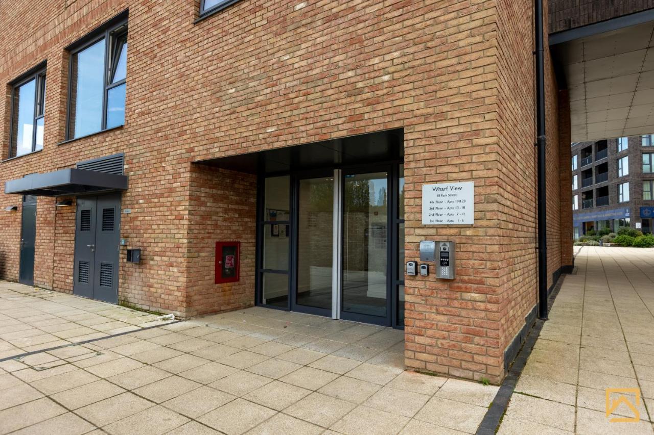 Cosy 1 Bed Near Peaceful Canal By Valore Services Apartment Milton Keynes