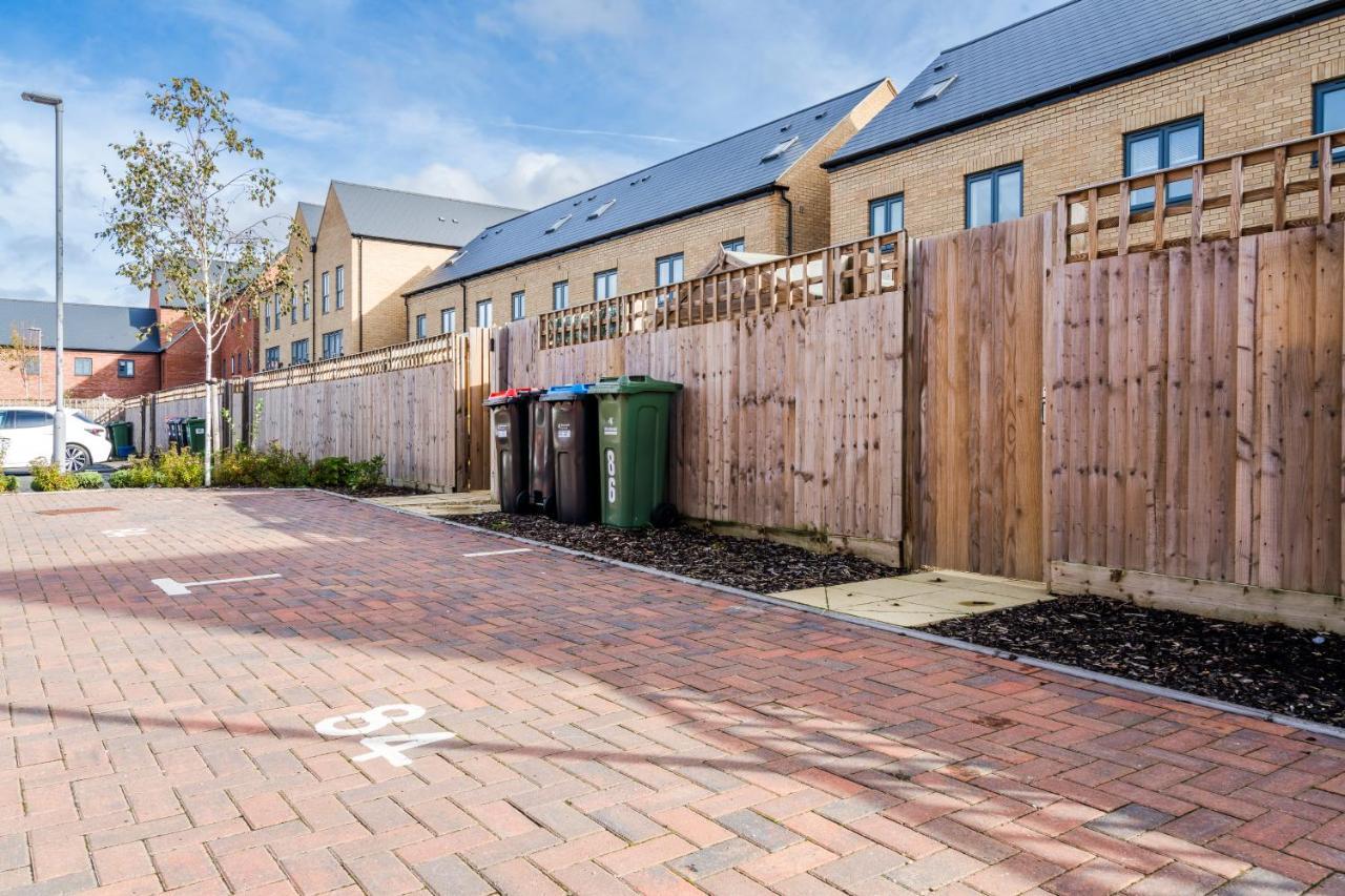 Spacious 4br Townhouse Free Parking & Wifi * Milton Keynes
