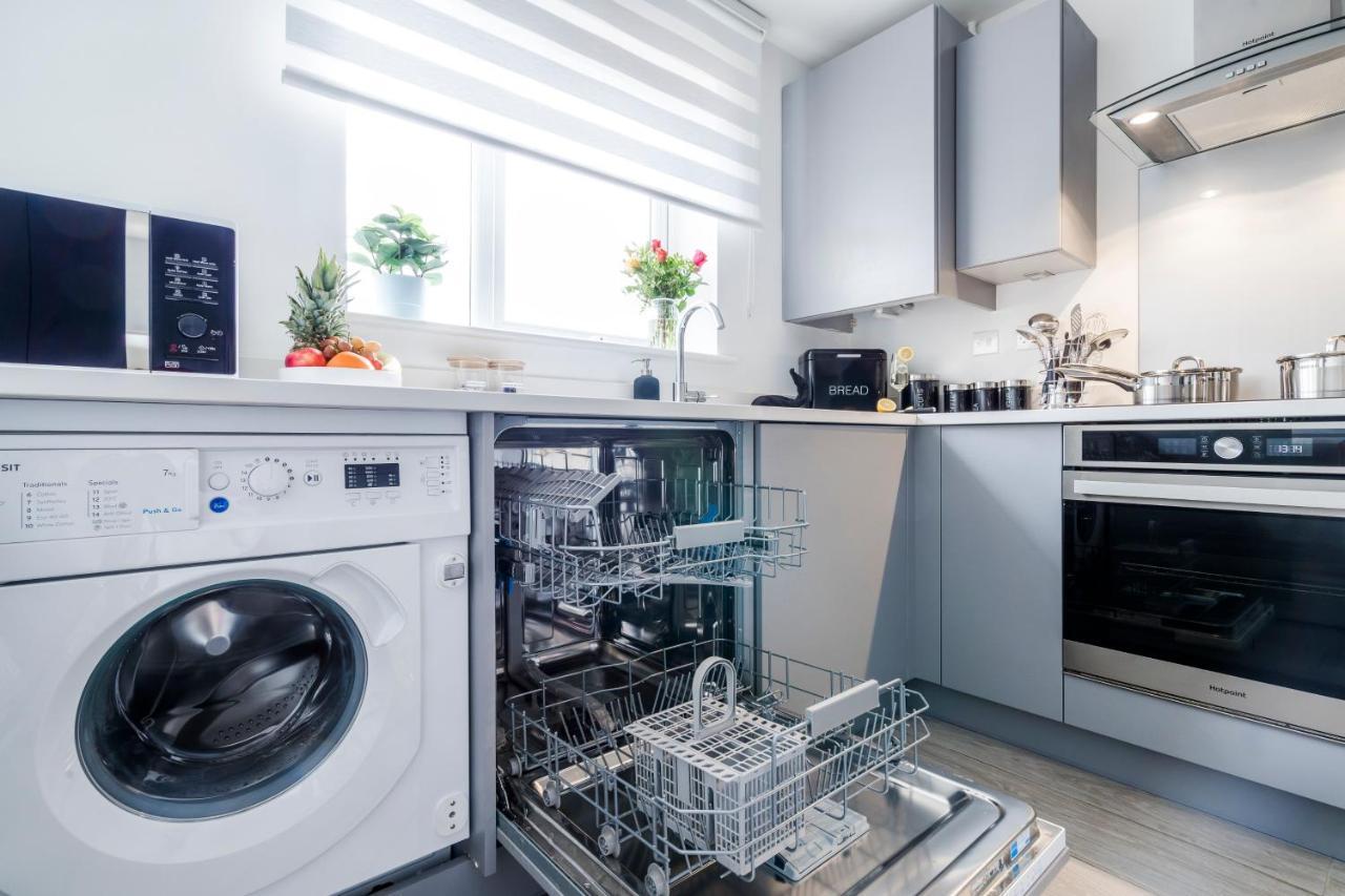 Spacious 4br Townhouse Free Parking & Wifi *