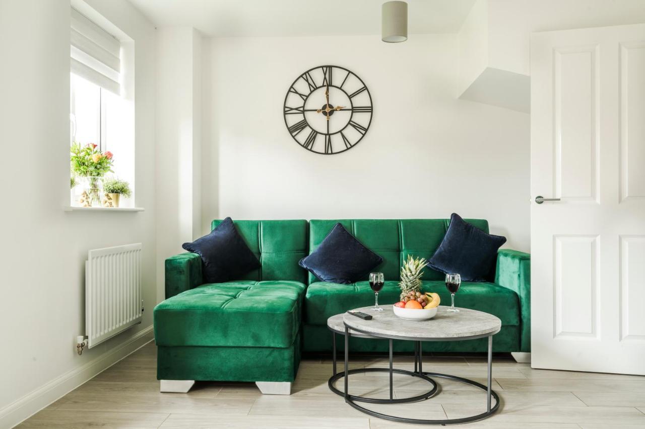Spacious 4br Townhouse Free Parking & Wifi Holiday home *