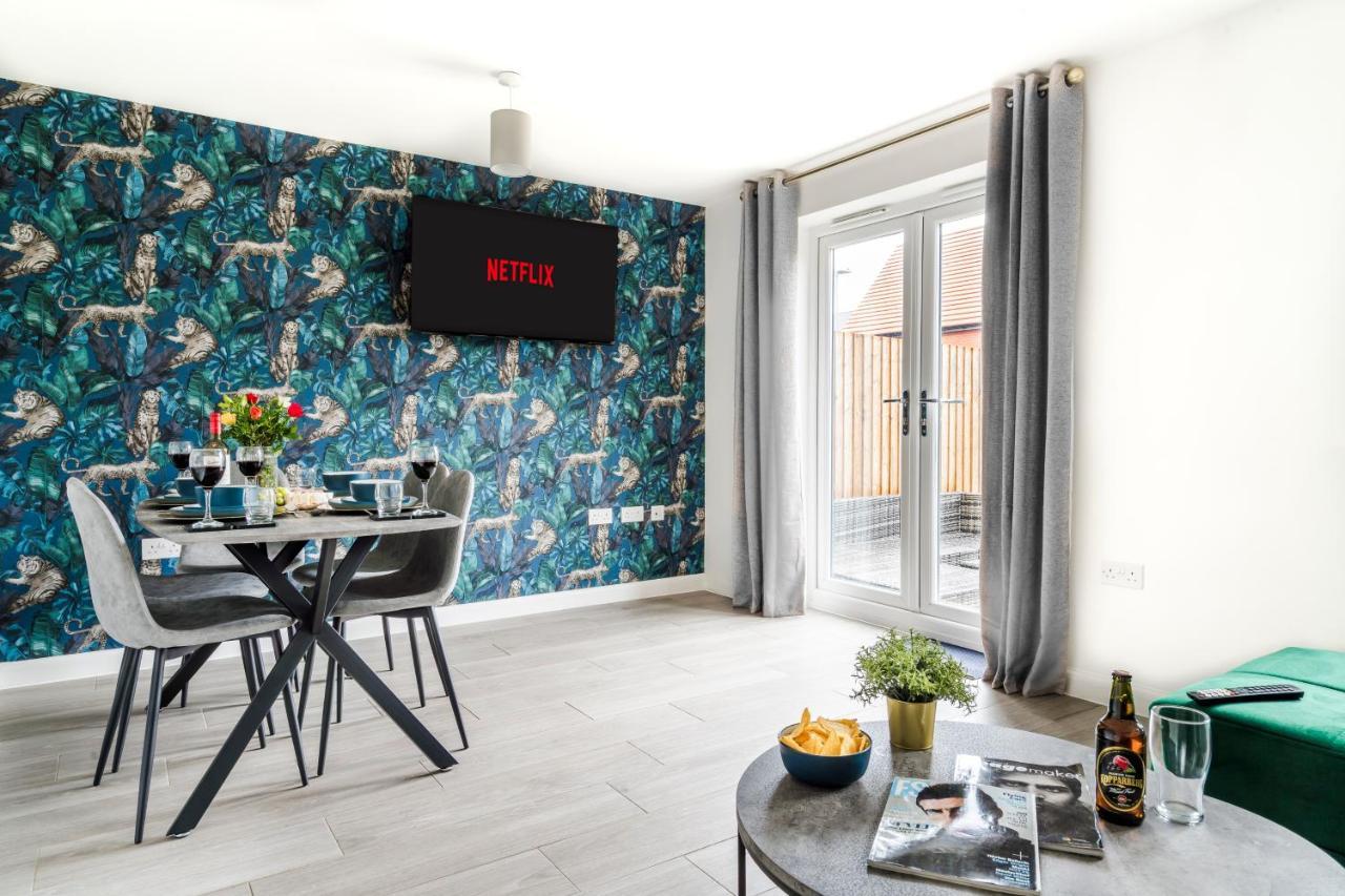Spacious 4br Townhouse Free Parking & Wifi Holiday home *
