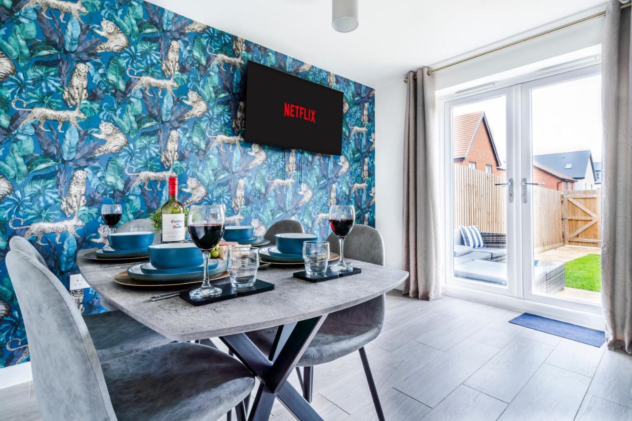 Spacious 4br Townhouse Free Parking & Wifi Holiday home *