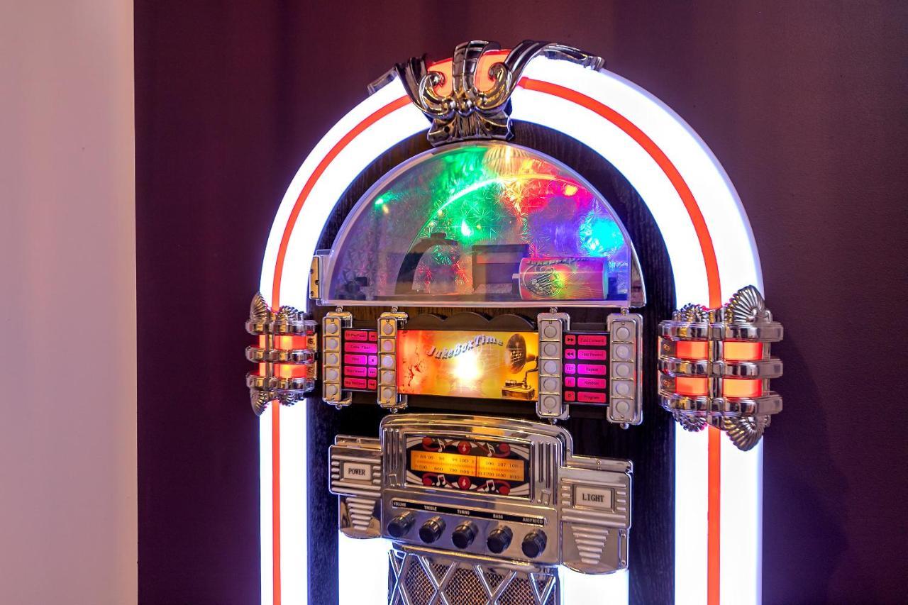 The Juke Box Suite: Centre With Parking Apartment