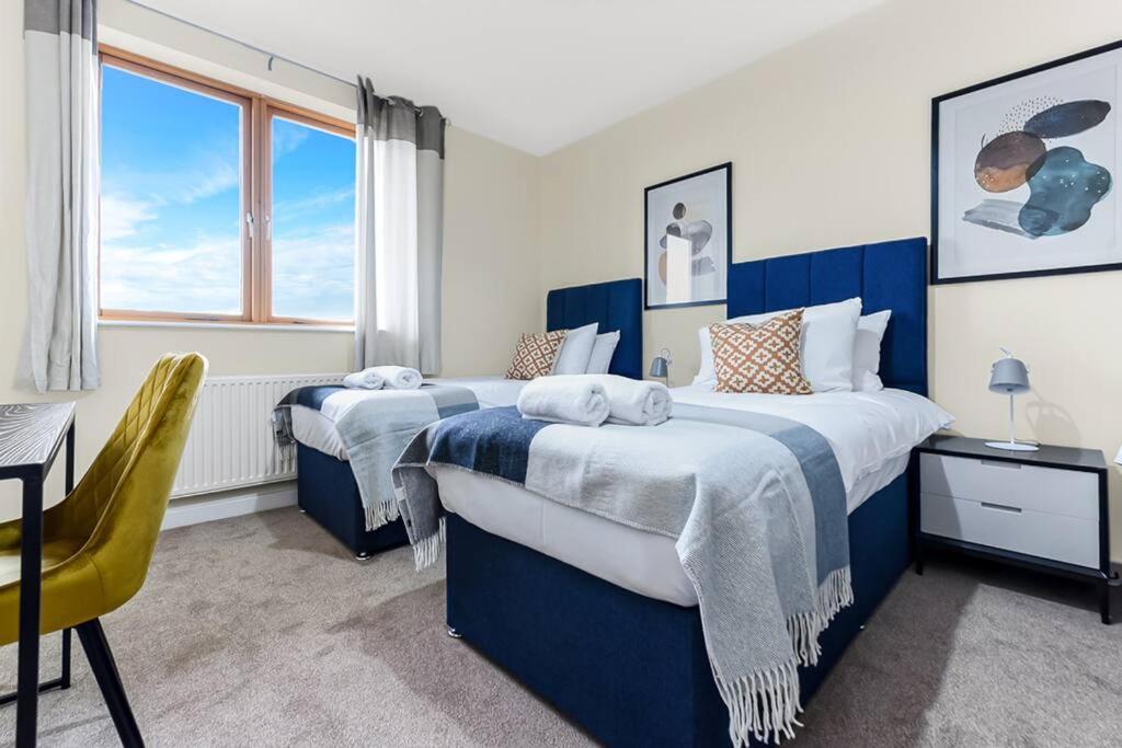 Penthouse With Scenic View Balcony Apartment Milton Keynes