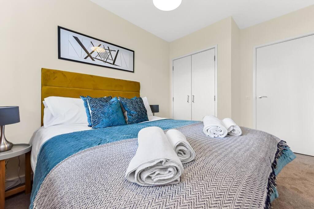 Penthouse With Scenic View Balcony * Milton Keynes