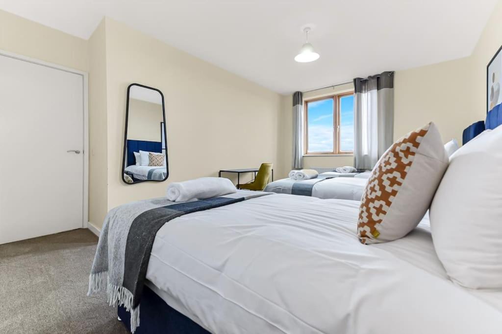 Penthouse With Scenic View Balcony Milton Keynes