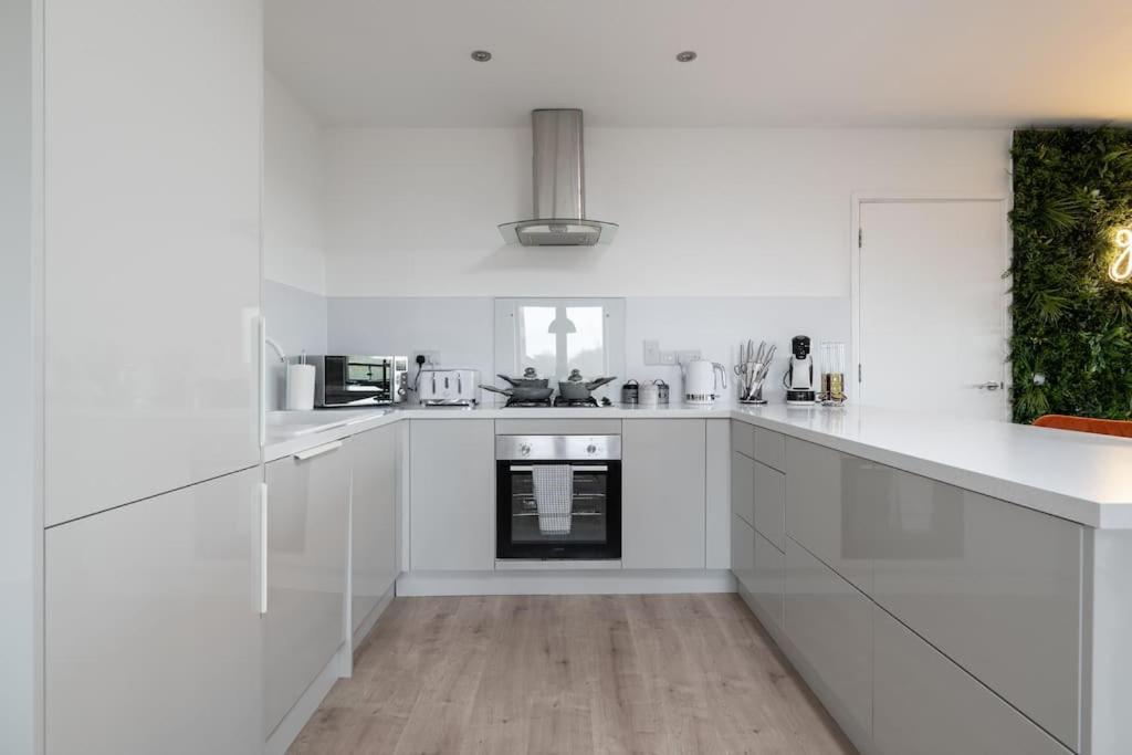Luxury 2 Bed, Central, Free Parking, Smart Tv By Valore Services