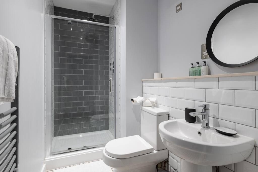 Luxury 2 Bed, Central, Free Parking, Smart Tv By Valore Services Milton Keynes