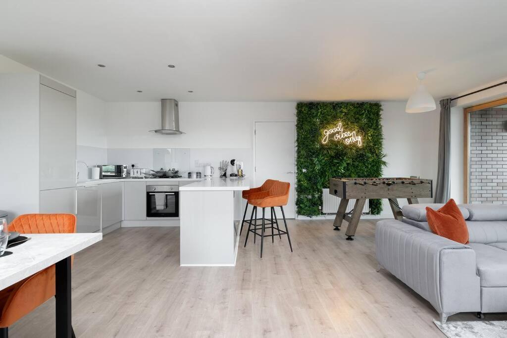 Apartment Luxury 2 Bed, Central, Free Parking, Smart Tv By Valore Services Milton Keynes