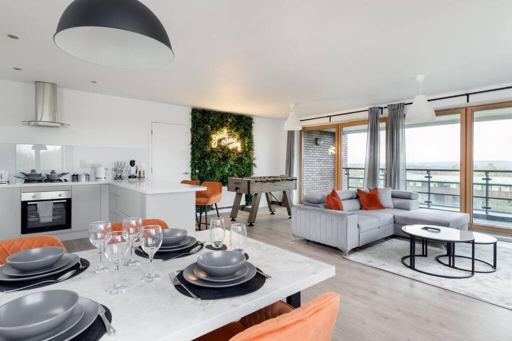 Luxury 2 Bed, Central, Free Parking, Smart Tv By Valore Services Apartment Milton Keynes