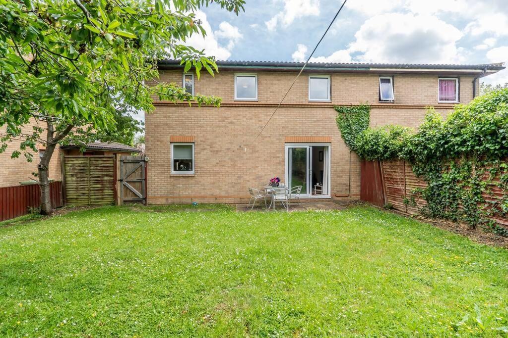 Holiday home Contractors, Mk, Free Off Street Parking, Close To Amenities, Managed By Chique Ltd *