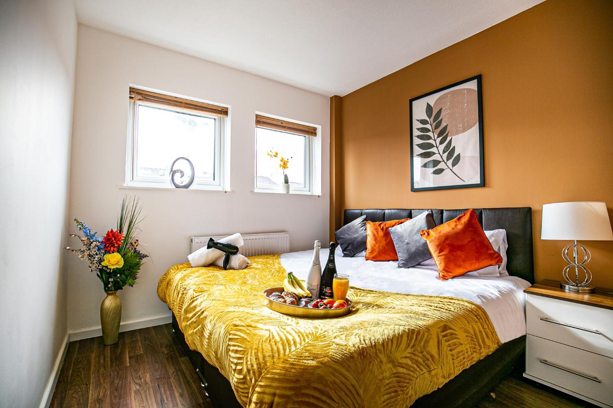 Oldbrook House, Mk Center, Large Groups. Holiday home