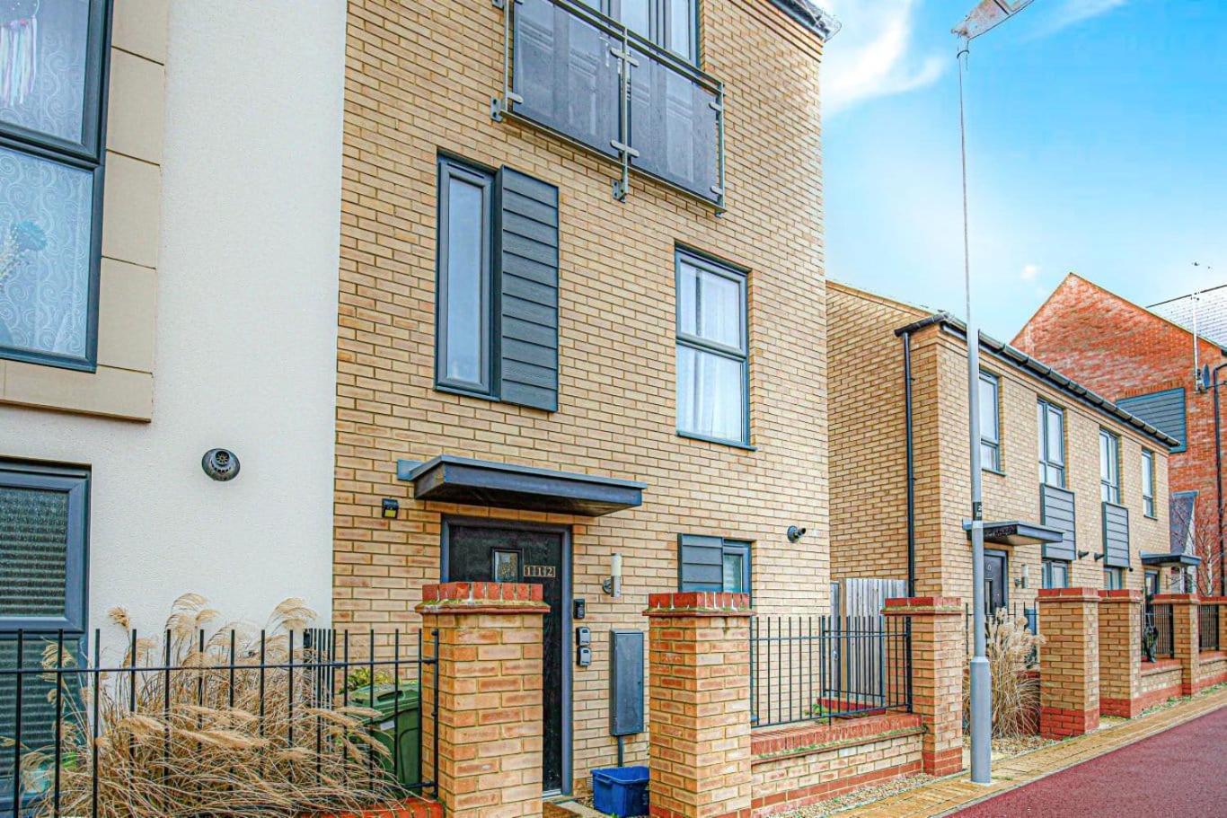 Alpha Properties: Luxury In Shared House With Smart Amenities Homestay *
