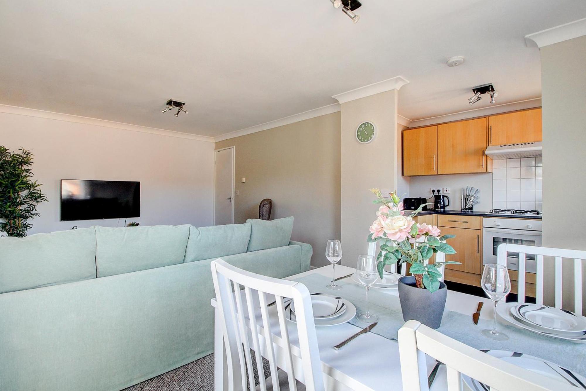 2 Minutes From Mk By Car- 2 Bed - 2 Free Parking Spaces- Hosted By Stayinmk Milton Keynes