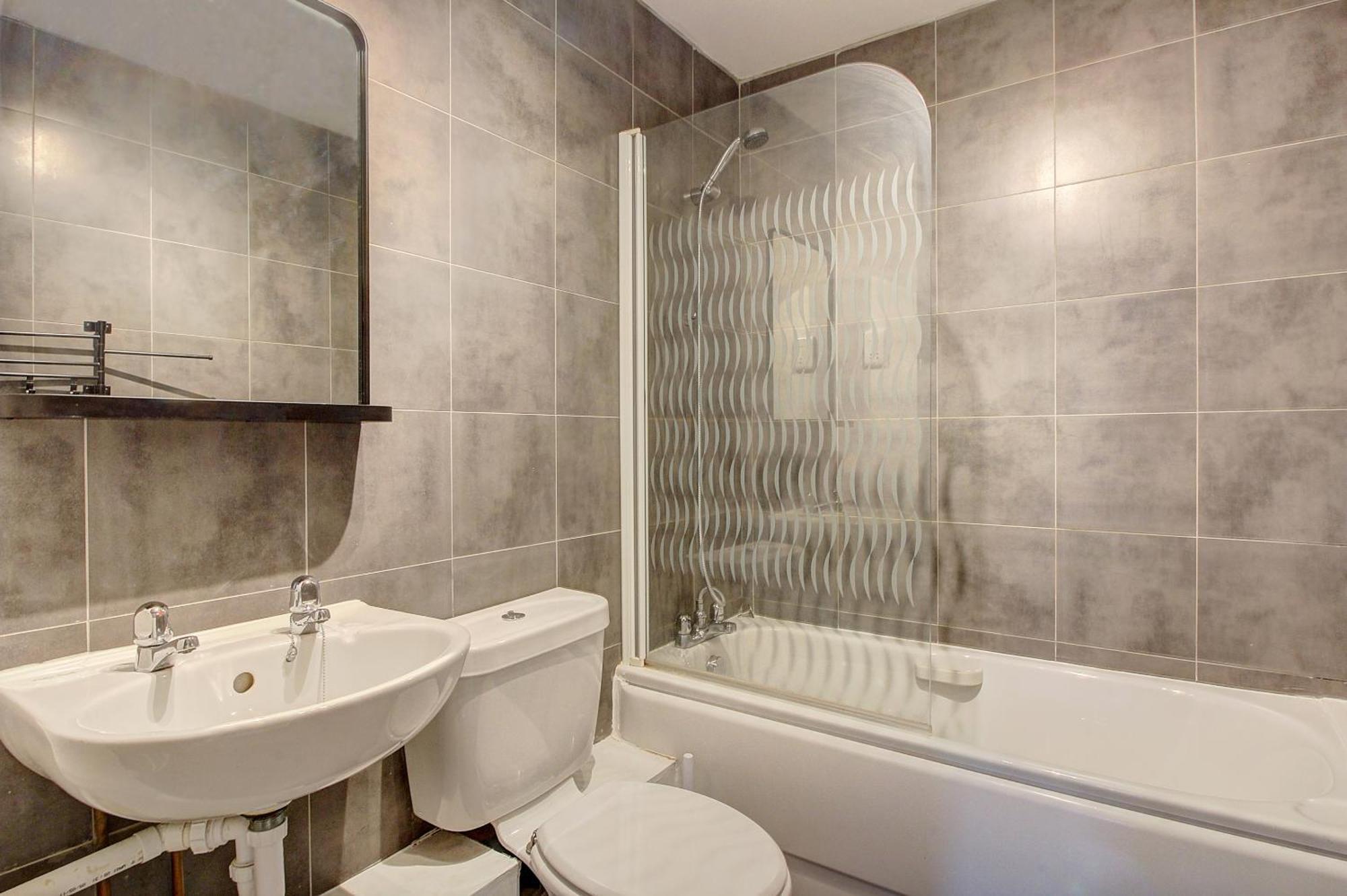 2 Minutes From Mk By Car- 2 Bed - 2 Free Parking Spaces- Hosted By Stayinmk Apartment