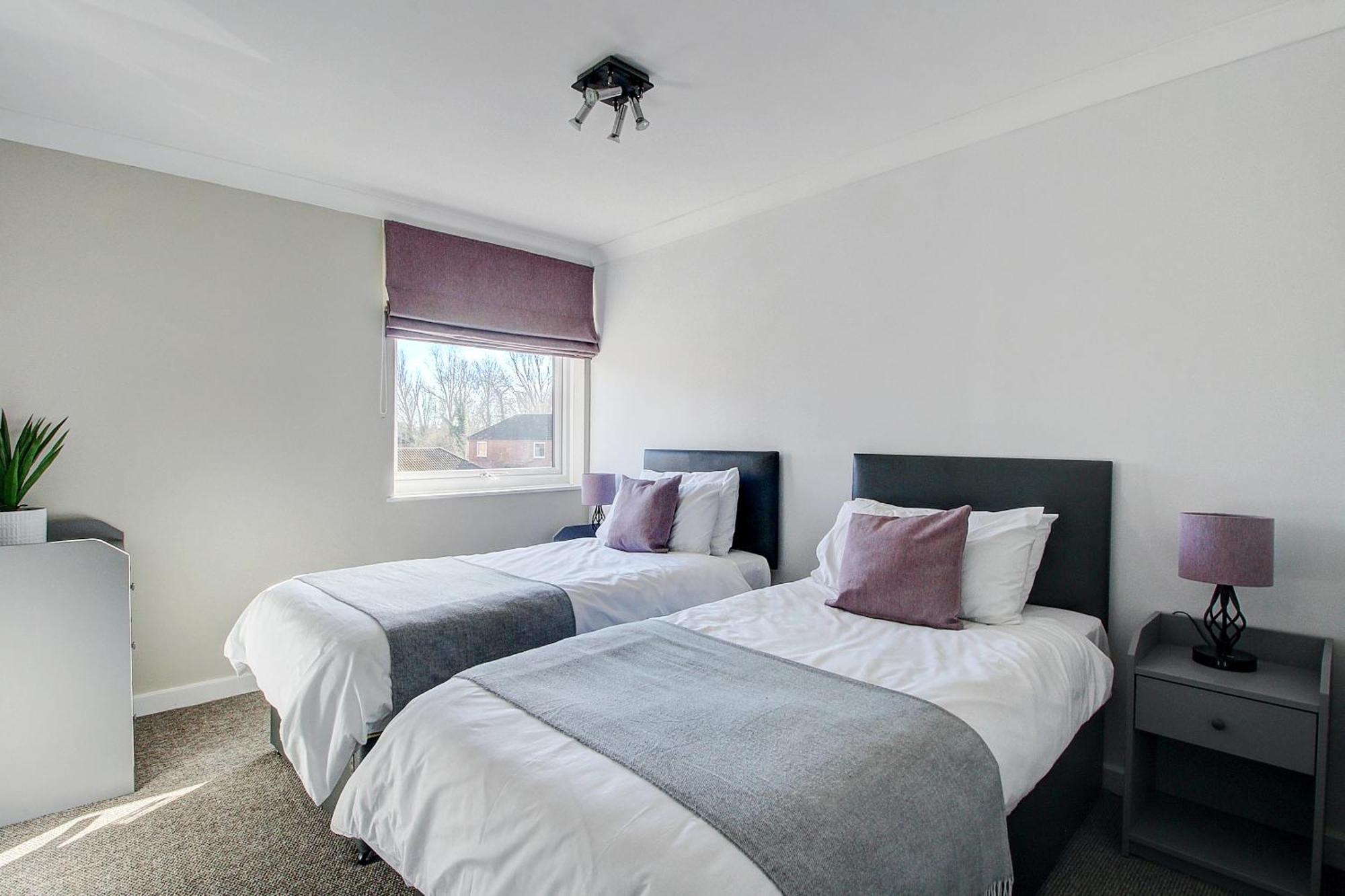 2 Minutes From Mk By Car- 2 Bed - 2 Free Parking Spaces- Hosted By Stayinmk *
