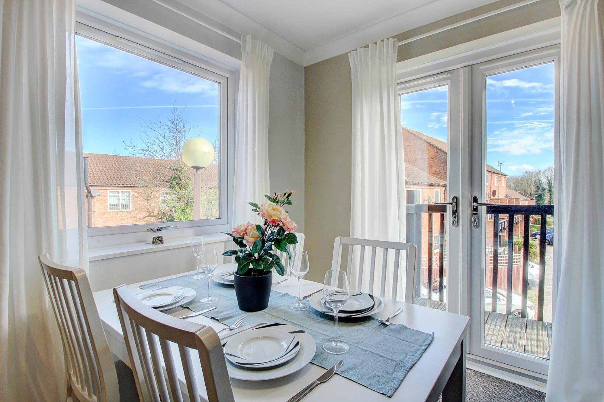 2 Minutes From Mk By Car- 2 Bed - 2 Free Parking Spaces- Hosted By Stayinmk