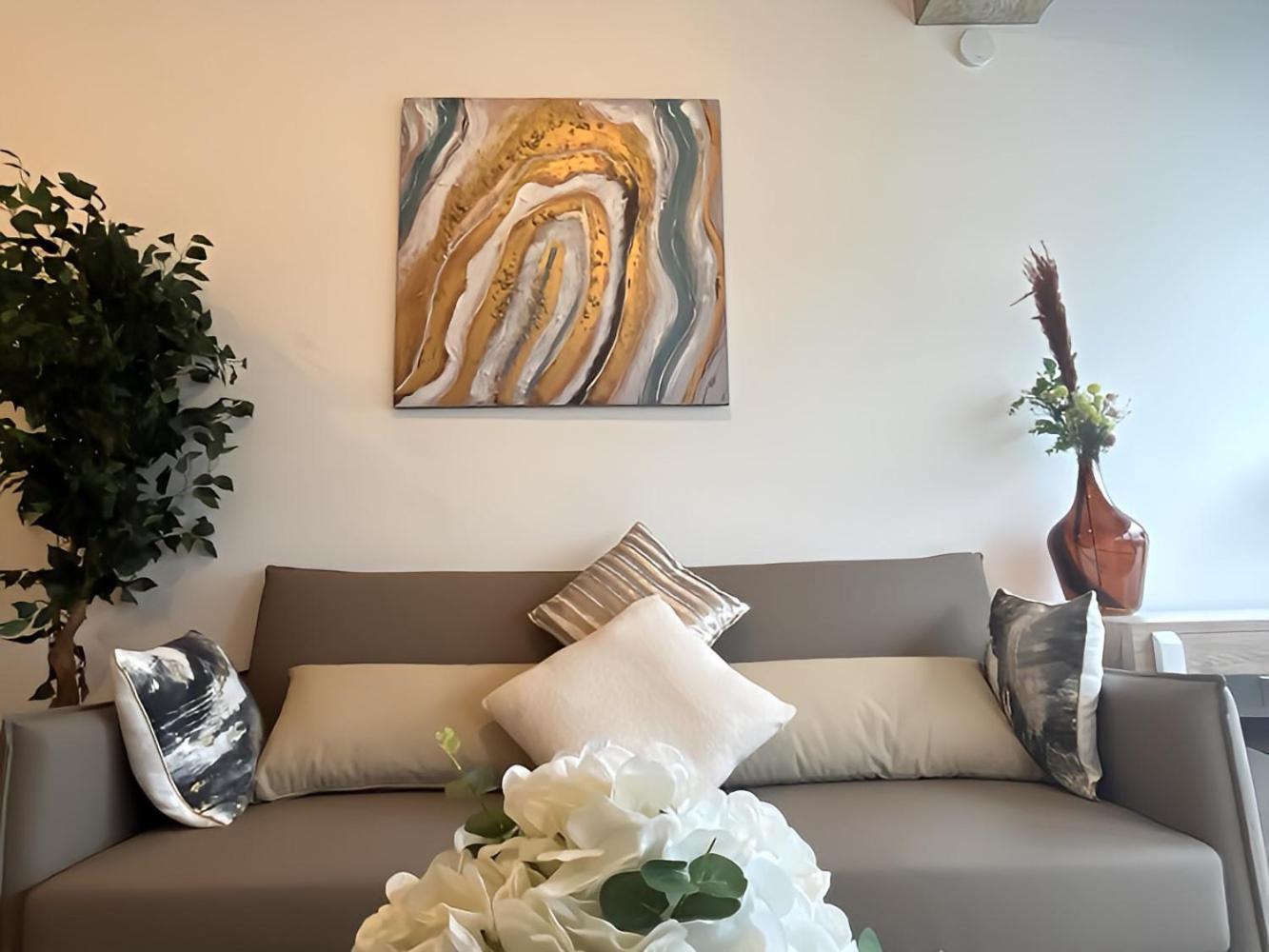 1br Luxury Flat At Train Station - Long Welcome - Just Ask Milton Keynes
