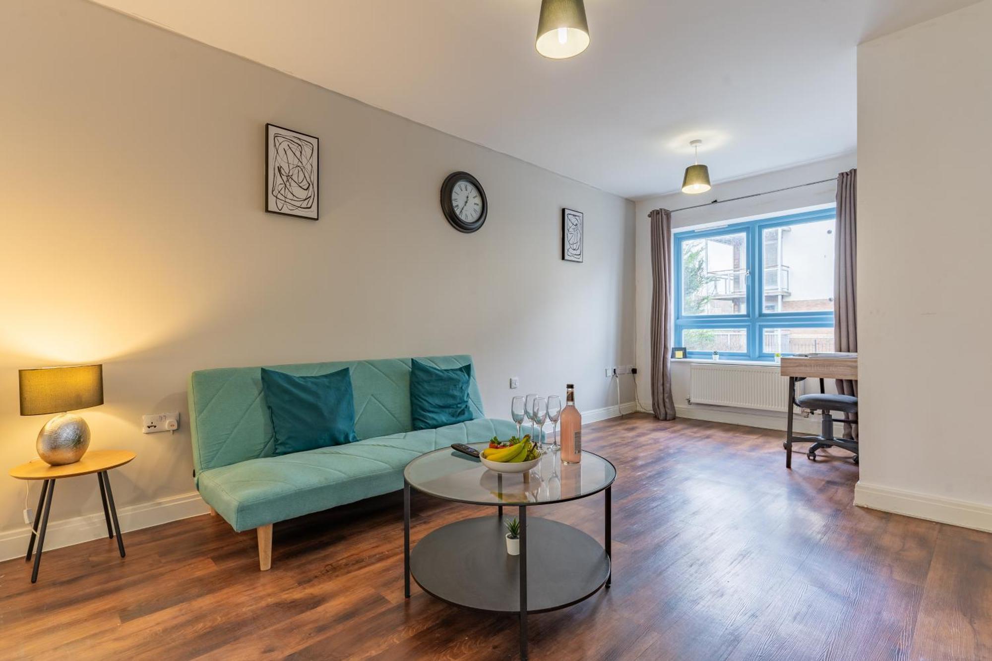 Contractor Specialist, 3 Bedroom House With Free Parking, Wifi & Netflix! Homestay Milton Keynes