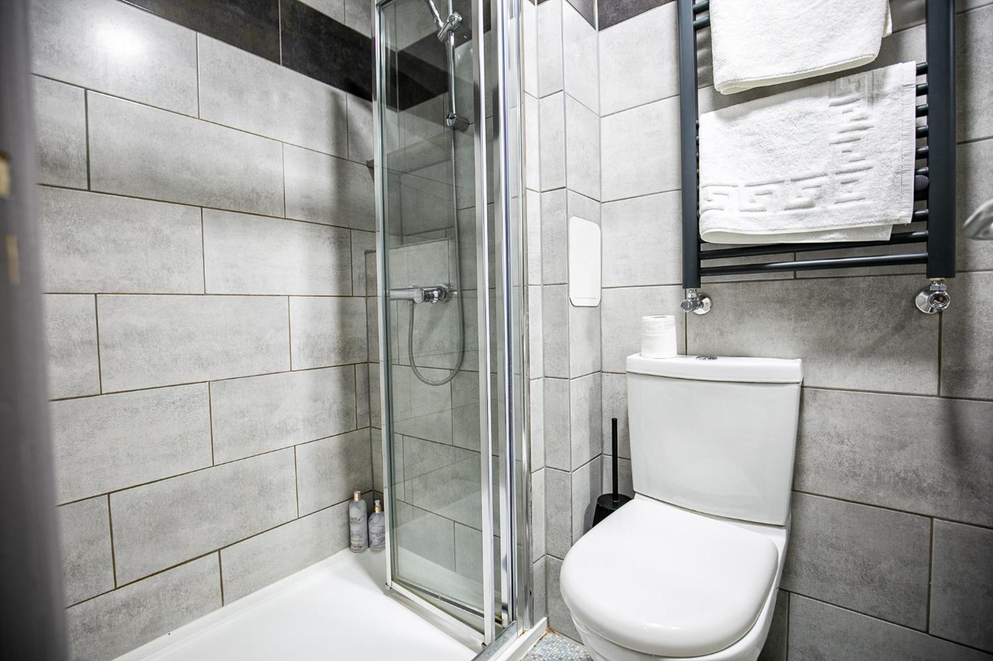 Holiday home Oldbrook House, Mk Center, Large Groups. *