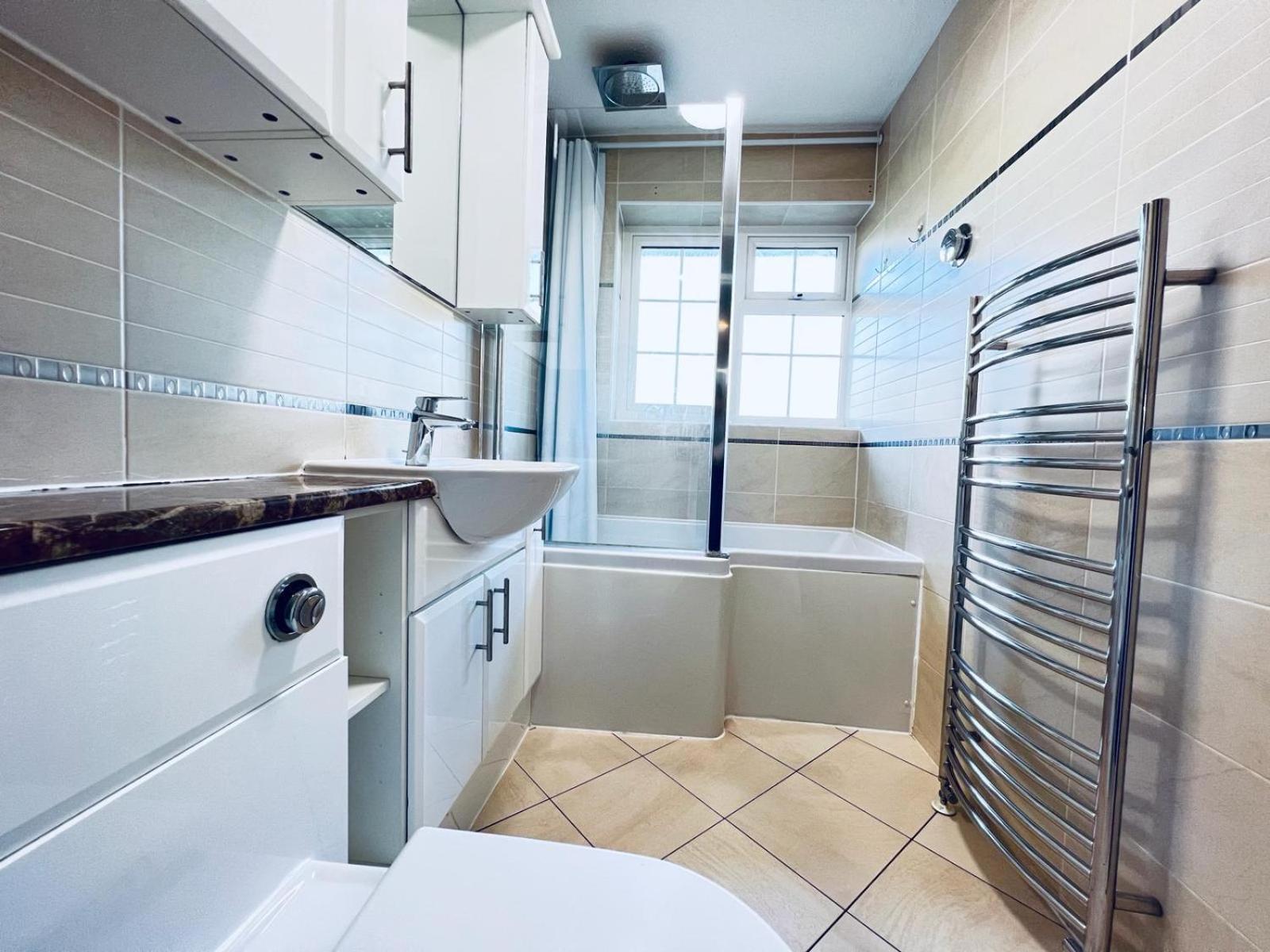 Elegant In Stylish House Milton Keynes