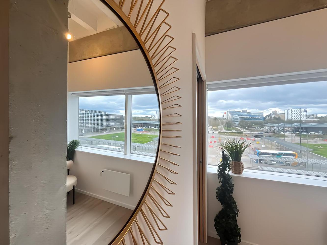 1br Luxury Flat At Train Station - Long Welcome - Just Ask Apartment Milton Keynes