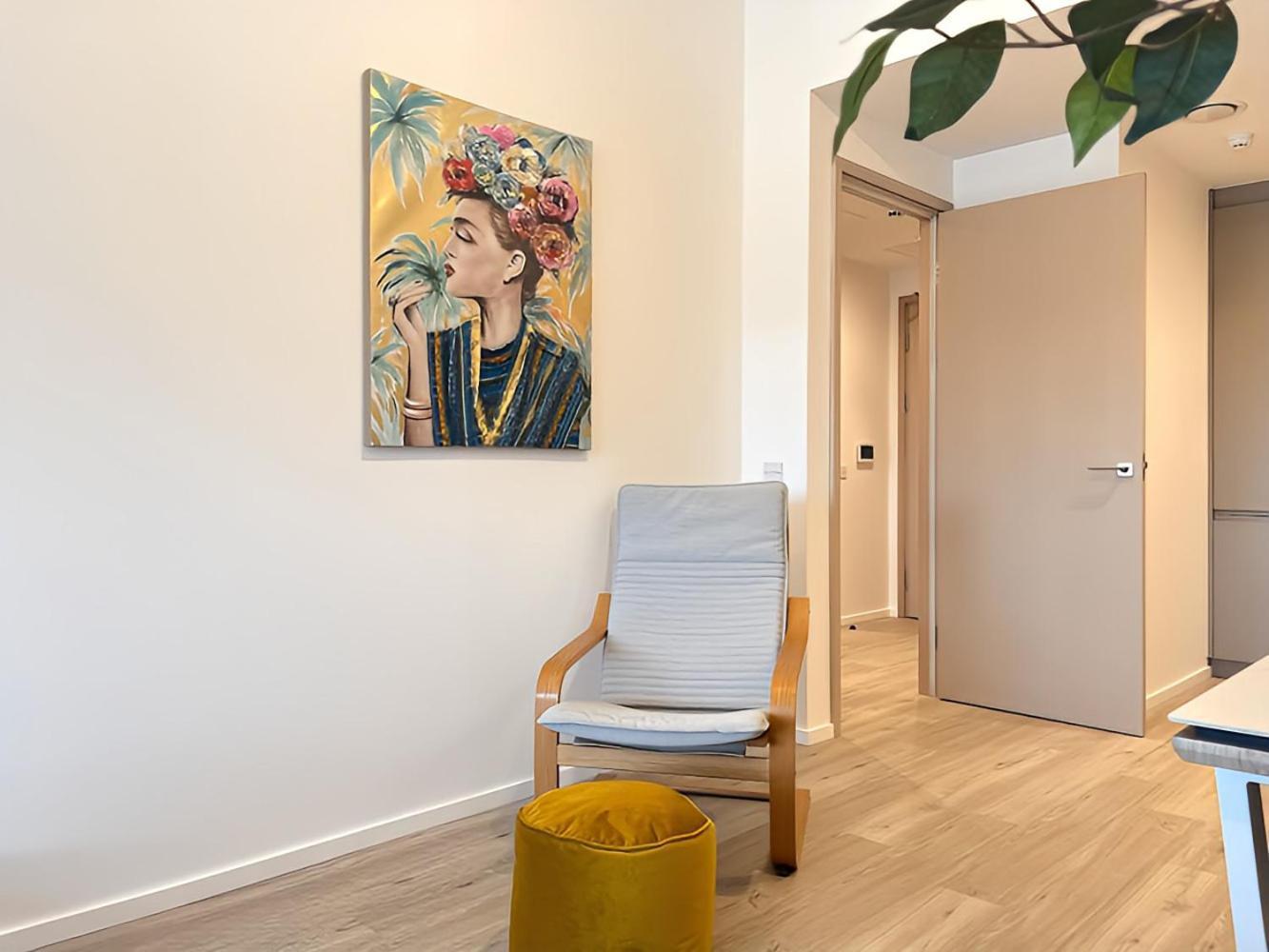 1br Luxury Flat At Train Station - Long Welcome - Just Ask Apartment Milton Keynes