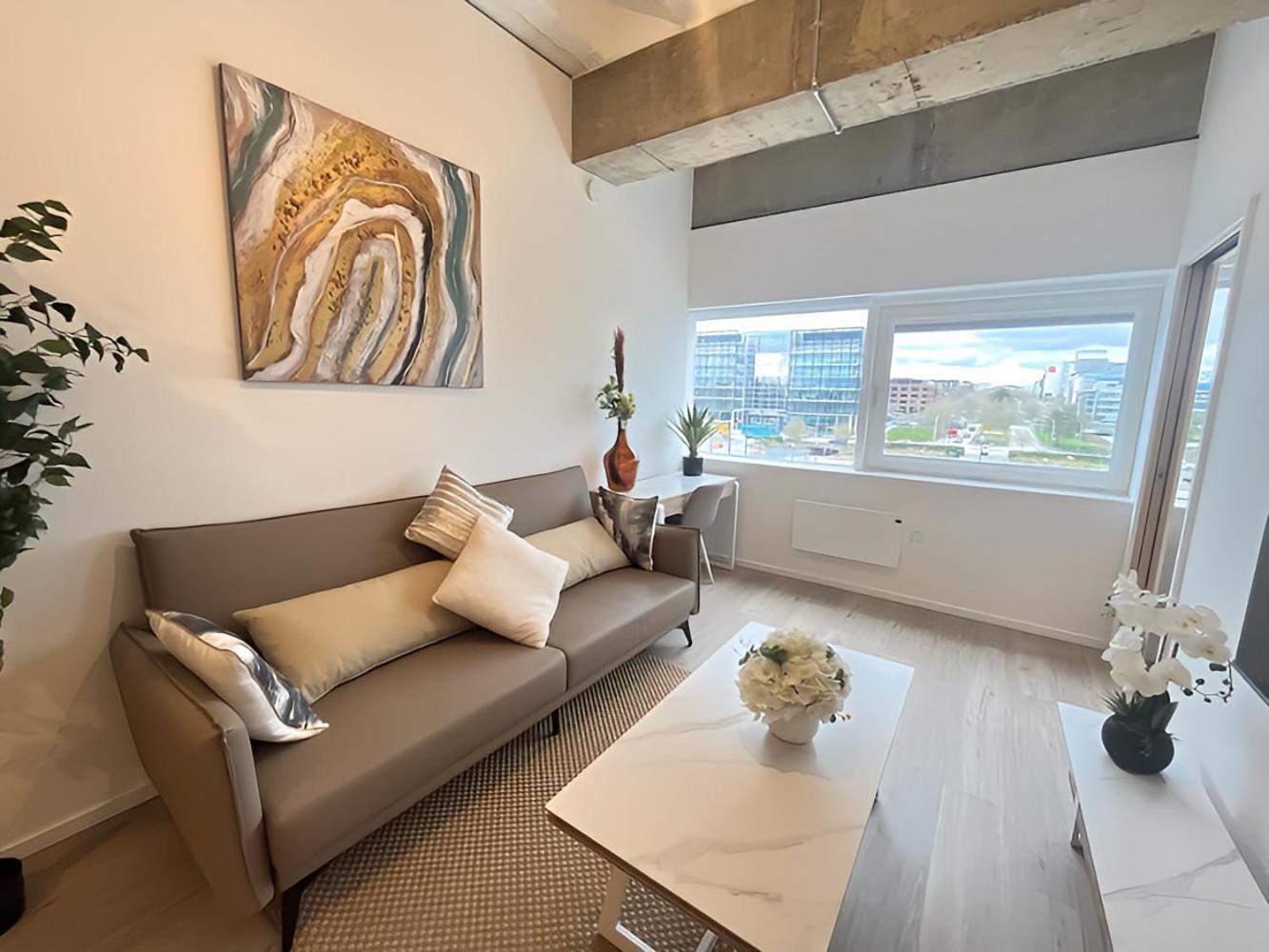 1br Luxury Flat At Train Station - Long Welcome - Just Ask Apartment *