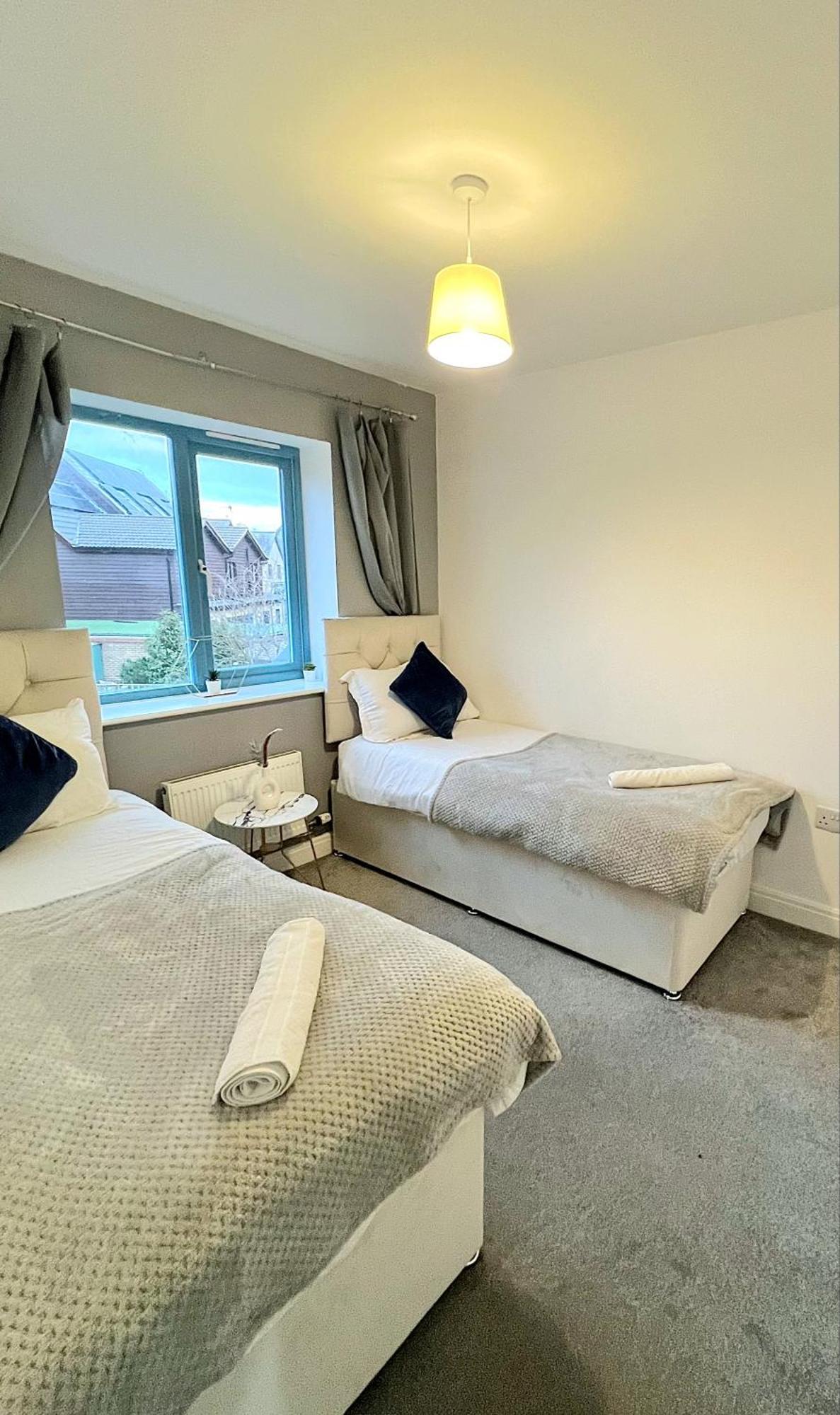 Contractor Specialist, 3 Bedroom House With Free Parking, Wifi & Netflix! Homestay Milton Keynes
