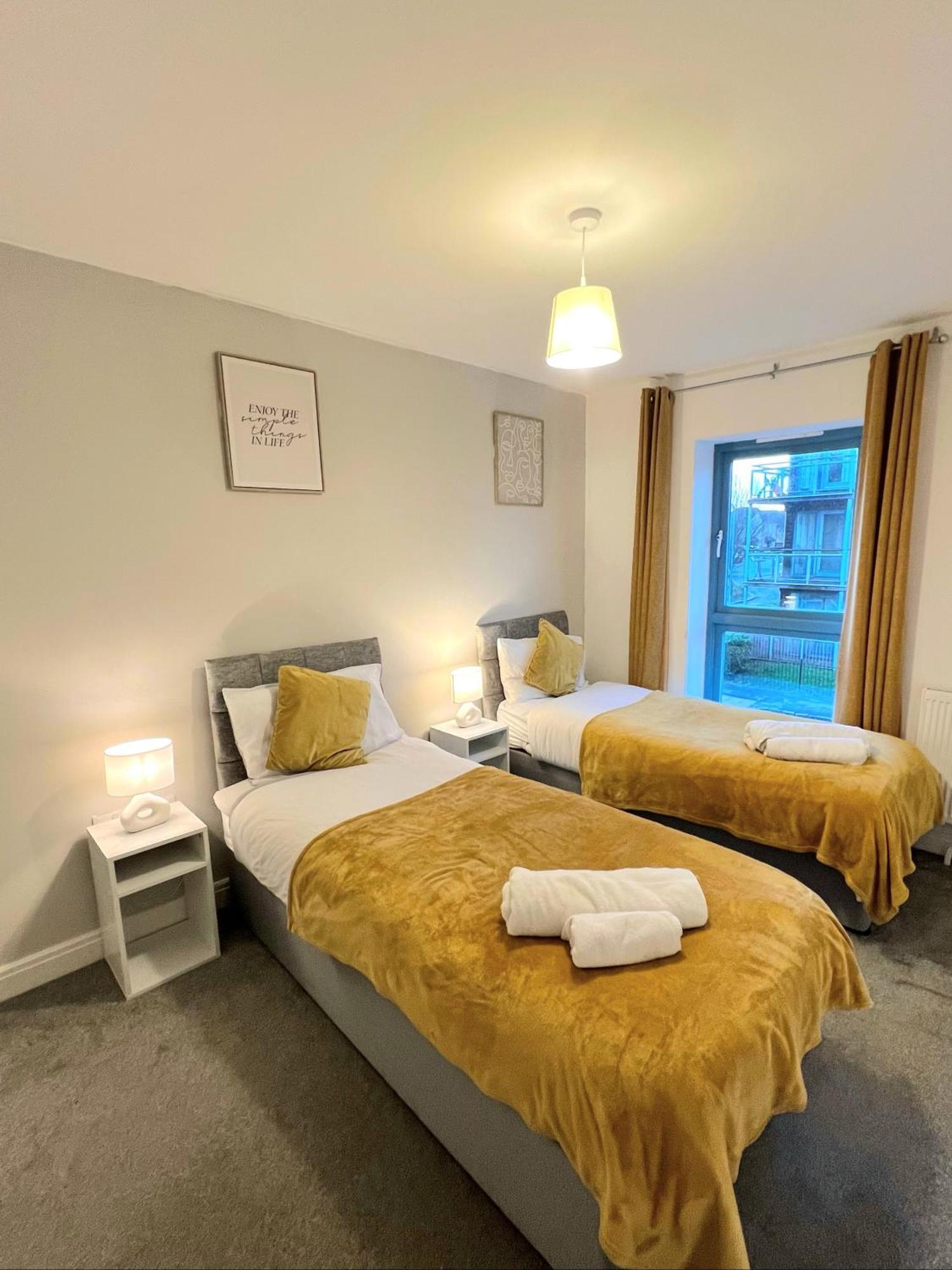 Homestay Contractor Specialist, 3 Bedroom House With Free Parking, Wifi & Netflix! *