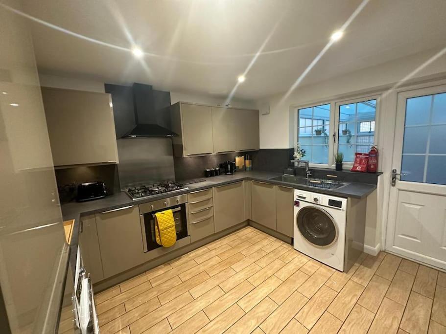 Elegant In Stylish House Milton Keynes