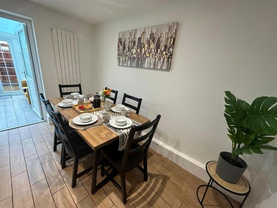 Elegant In Stylish House Milton Keynes