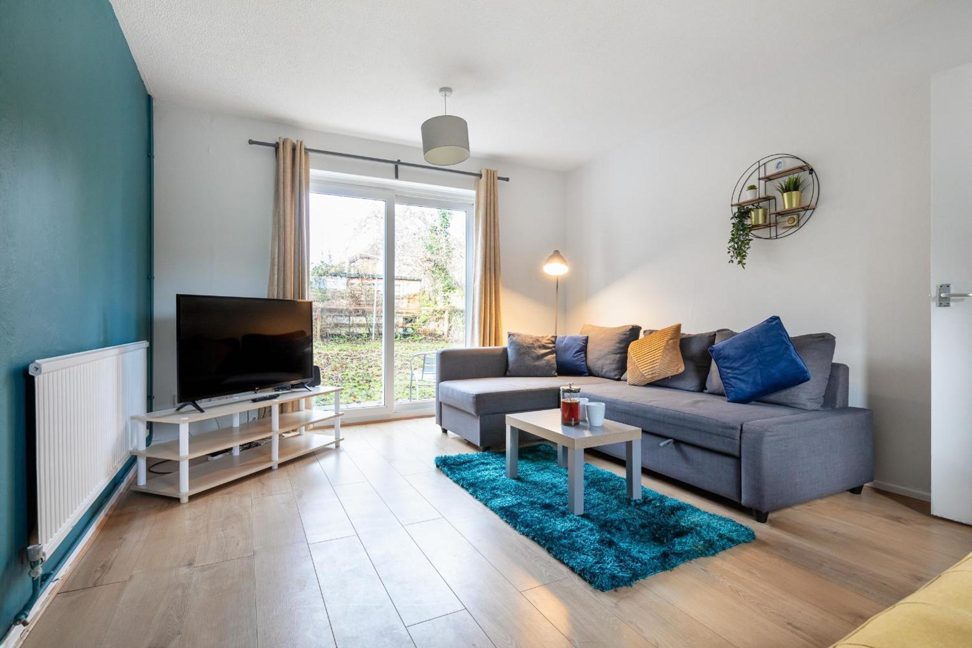 Contractors, Mk, Free Off Street Parking, Close To Amenities, Managed By Chique Ltd Milton Keynes