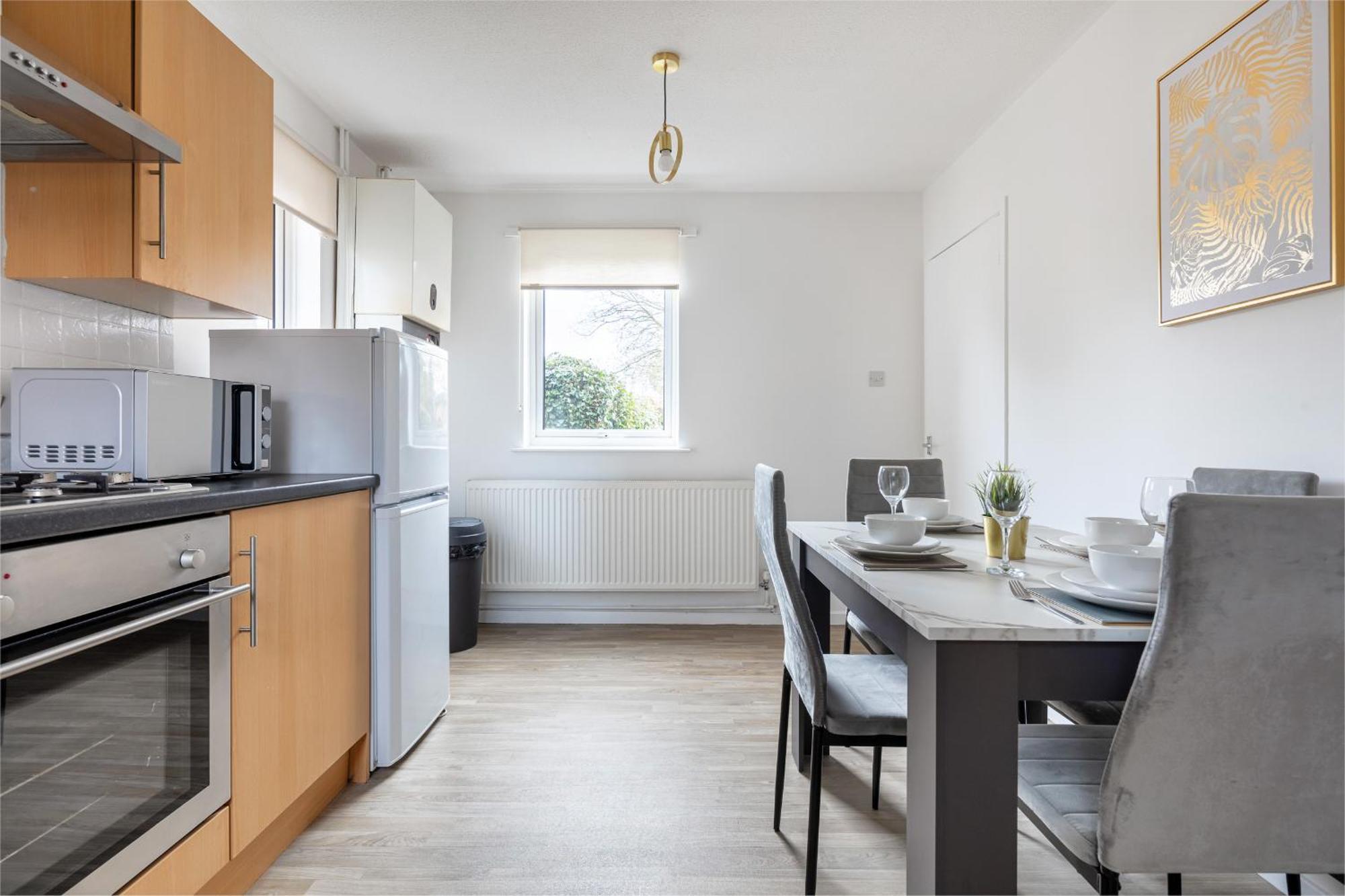 Contractors, Mk, Free Off Street Parking, Close To Amenities, Managed By Chique Ltd Holiday home Milton Keynes