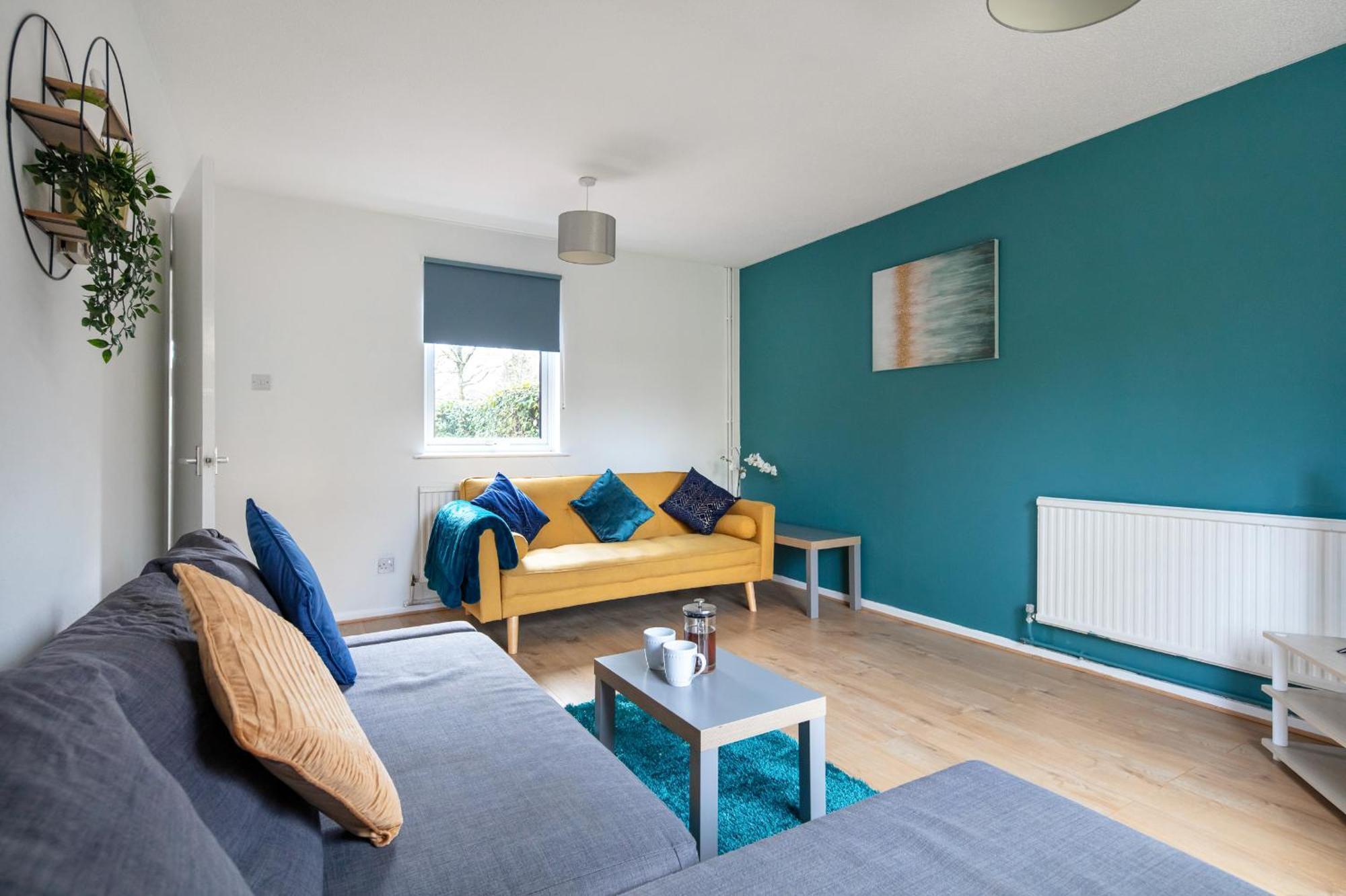 Holiday home Contractors, Mk, Free Off Street Parking, Close To Amenities, Managed By Chique Ltd *