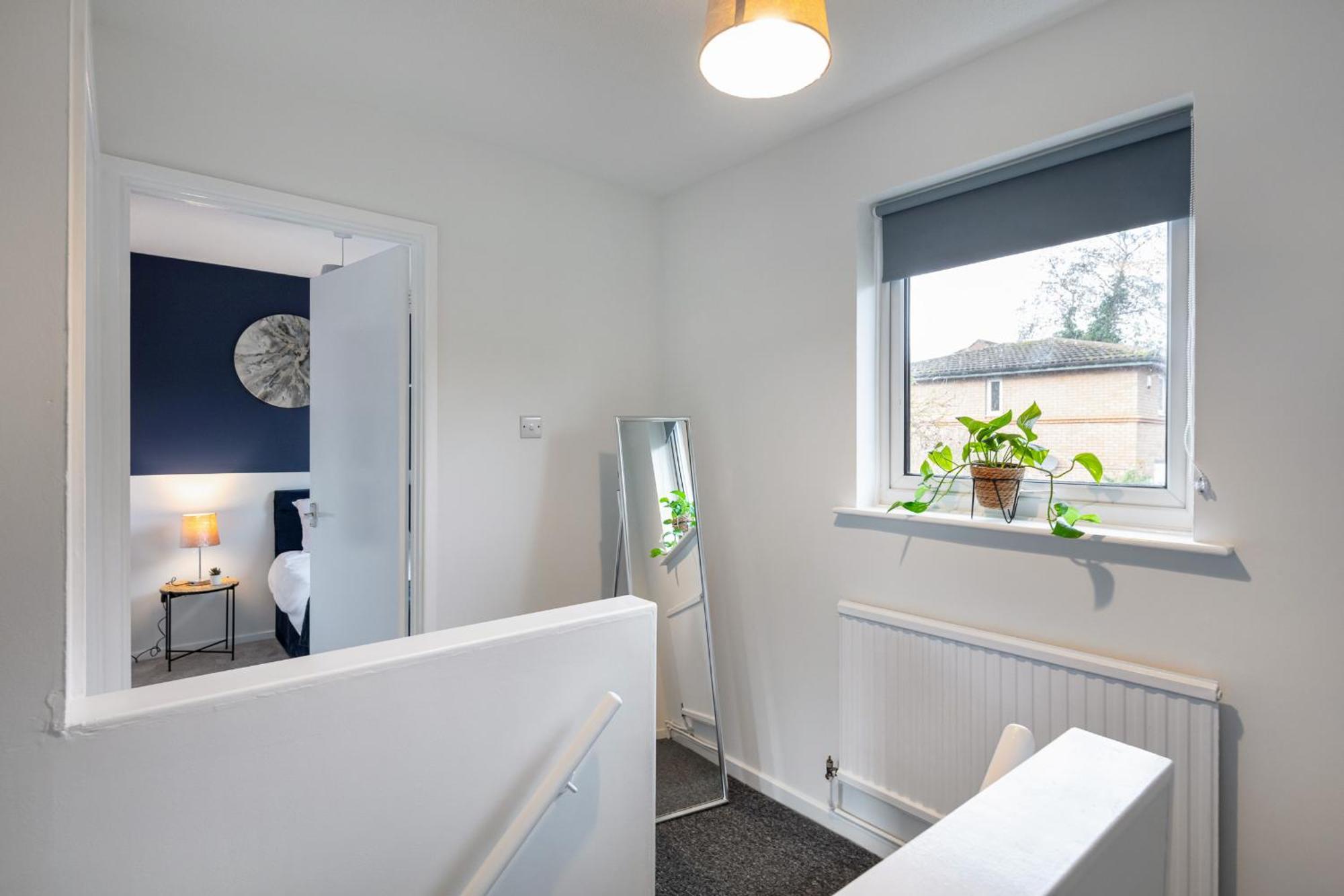 Holiday home Contractors, Mk, Free Off Street Parking, Close To Amenities, Managed By Chique Ltd