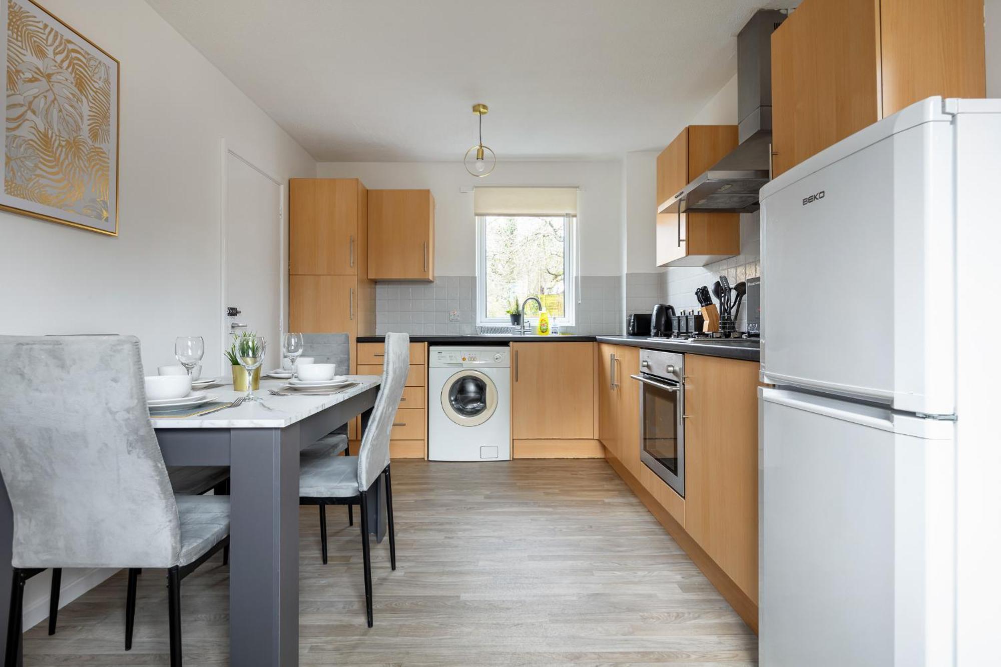 Contractors, Mk, Free Off Street Parking, Close To Amenities, Managed By Chique Ltd Milton Keynes