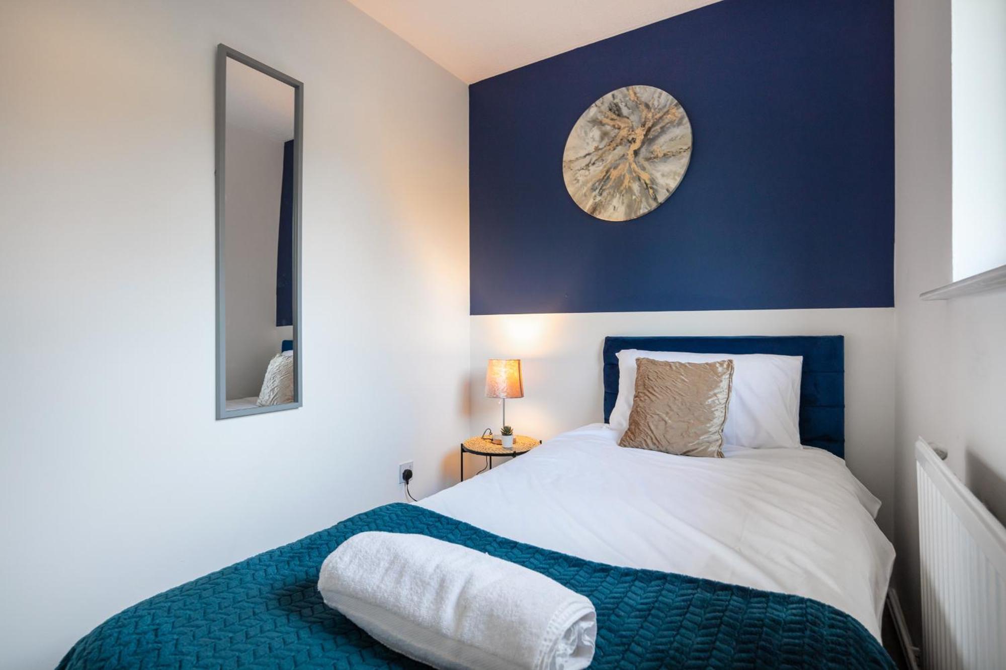 Holiday home Contractors, Mk, Free Off Street Parking, Close To Amenities, Managed By Chique Ltd *