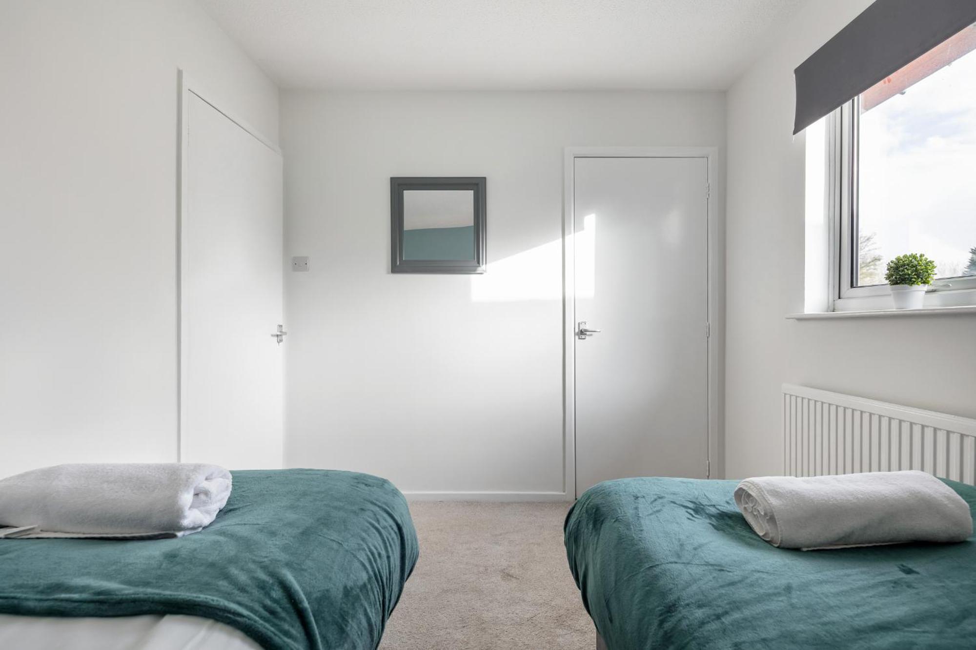 Contractors, Mk, Free Off Street Parking, Close To Amenities, Managed By Chique Ltd Holiday home *