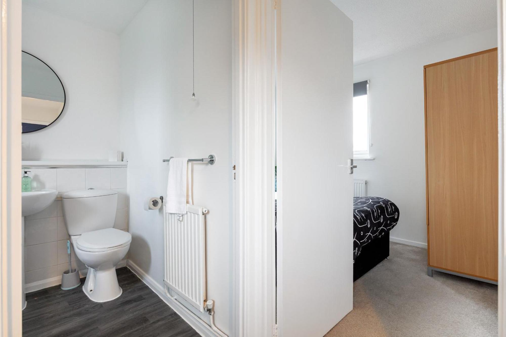 Holiday home Contractors, Mk, Free Off Street Parking, Close To Amenities, Managed By Chique Ltd *