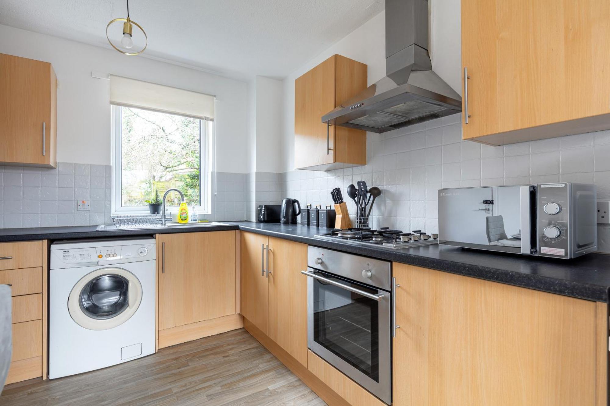 Contractors, Mk, Free Off Street Parking, Close To Amenities, Managed By Chique Ltd *