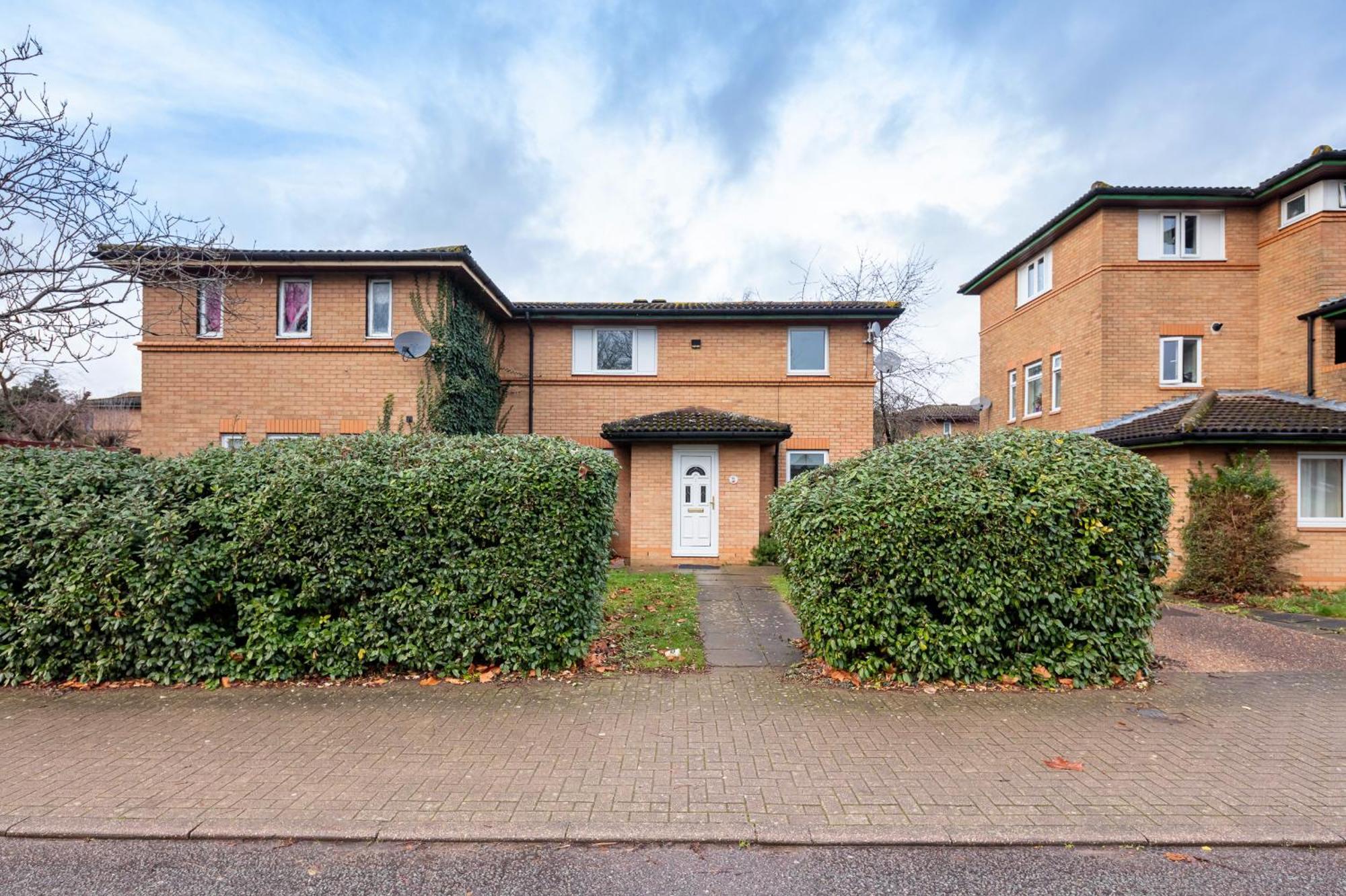 Holiday home Contractors, Mk, Free Off Street Parking, Close To Amenities, Managed By Chique Ltd