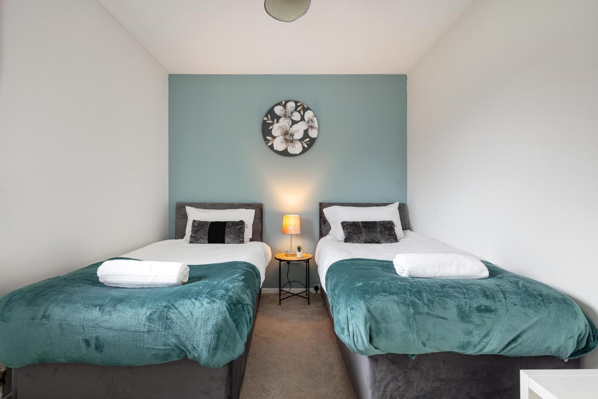 Contractors, Mk, Free Off Street Parking, Close To Amenities, Managed By Chique Ltd Holiday home *