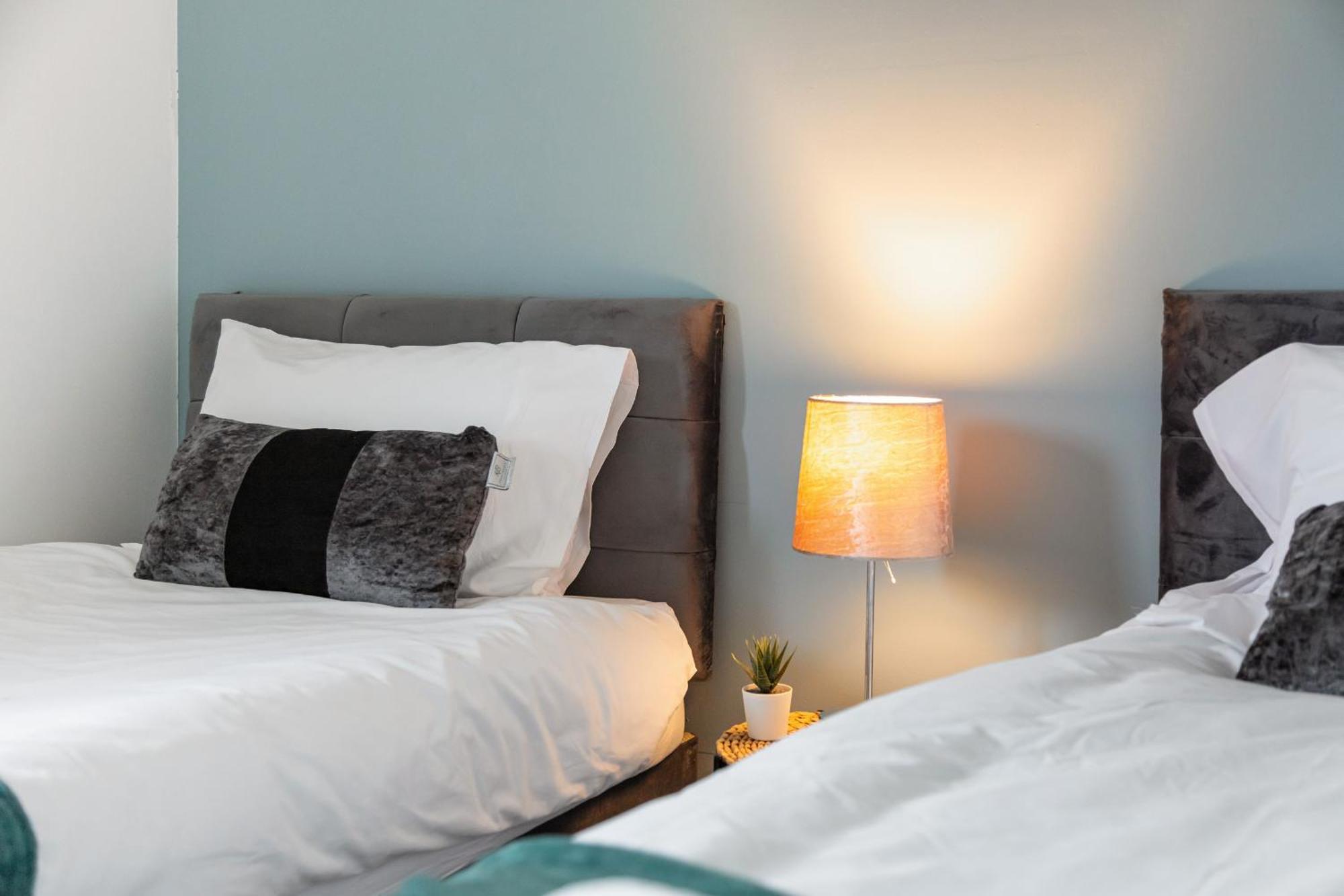 Holiday home Contractors, Mk, Free Off Street Parking, Close To Amenities, Managed By Chique Ltd Milton Keynes